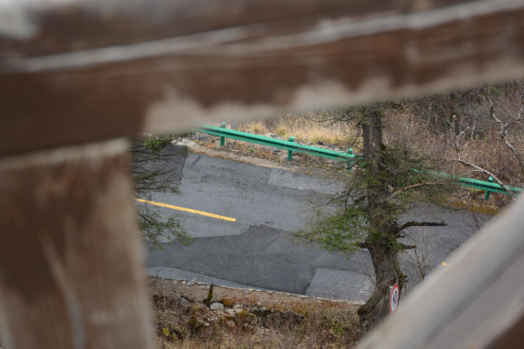 回望到坐车下板寺时经过的盘山路