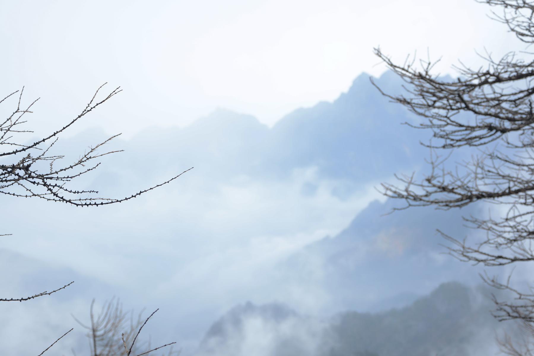 看向山峰时已经不太需要仰视