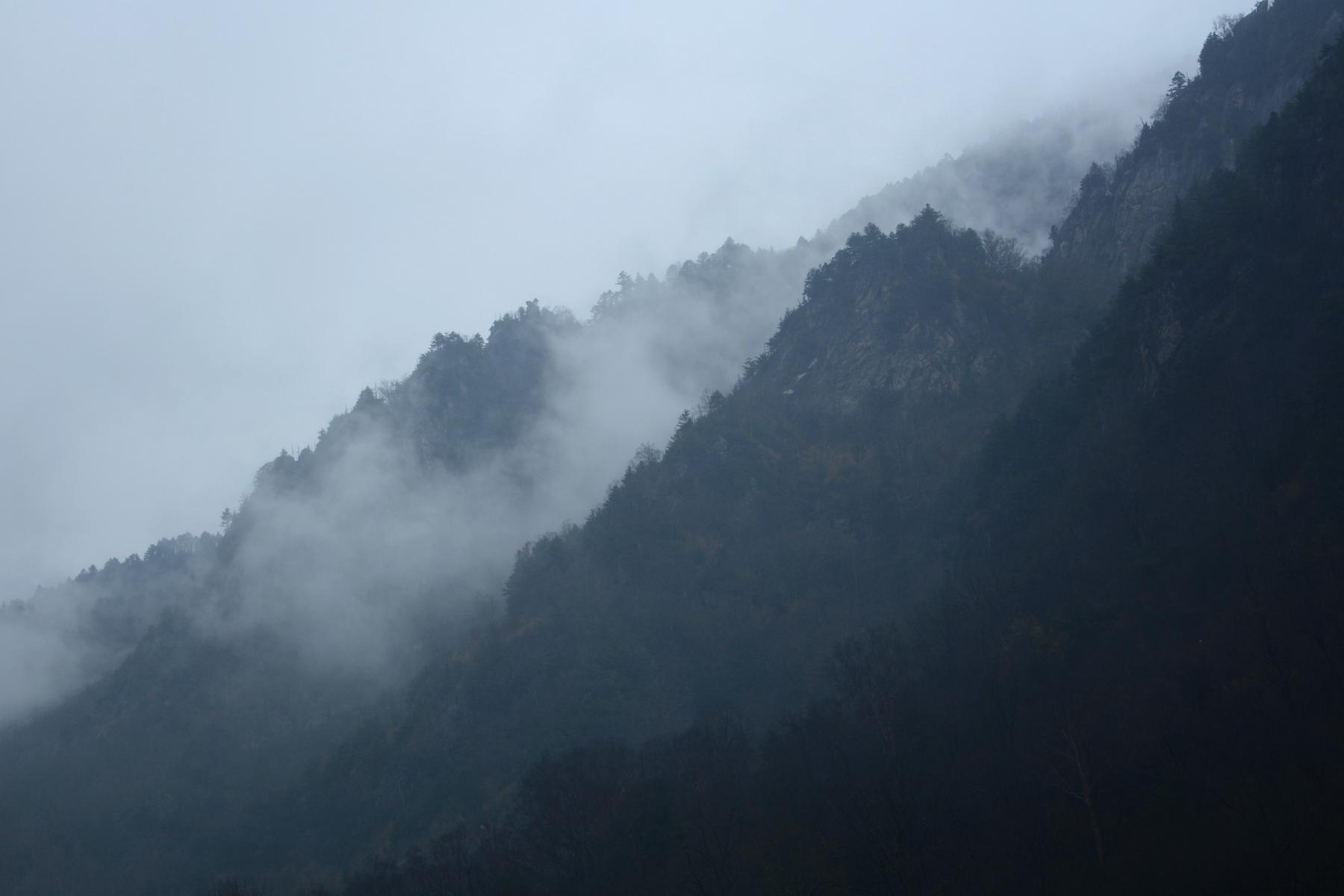 下山时天气愈发阴郁